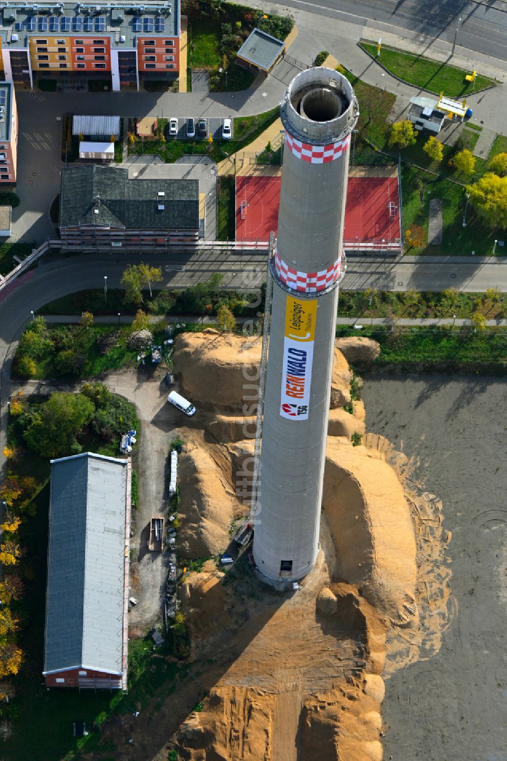 Leipzig aus der Vogelperspektive: Sprengvorbereitung an den Turmbauwerk des Industrie- Schornstein in Leipzig im Bundesland Sachsen, Deutschland