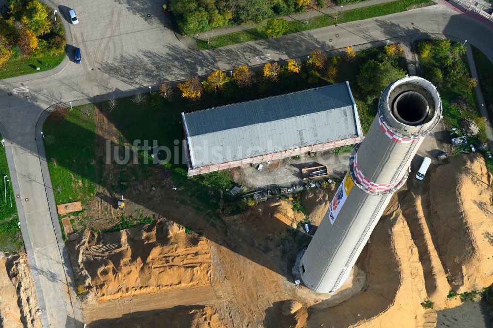 Luftaufnahme Leipzig - Sprengvorbereitung an den Turmbauwerk des Industrie- Schornstein in Leipzig im Bundesland Sachsen, Deutschland