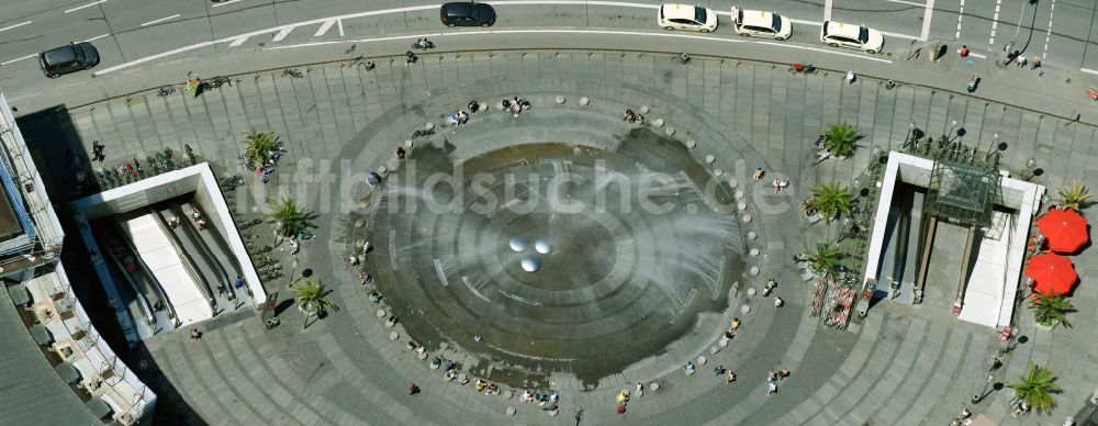 Luftaufnahme München - Springbrunnen und Wasserspiele auf dem Münchener Stachus am Karlsplatz