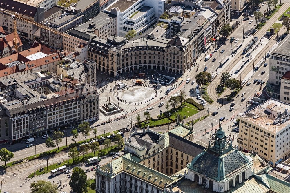 München von oben - Springbrunnen und Wasserspiele auf dem Münchener Stachus am Karlsplatz