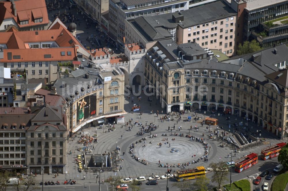 München aus der Vogelperspektive: Springbrunnen und Wasserspiele auf dem Münchener Stachus am Karlsplatz