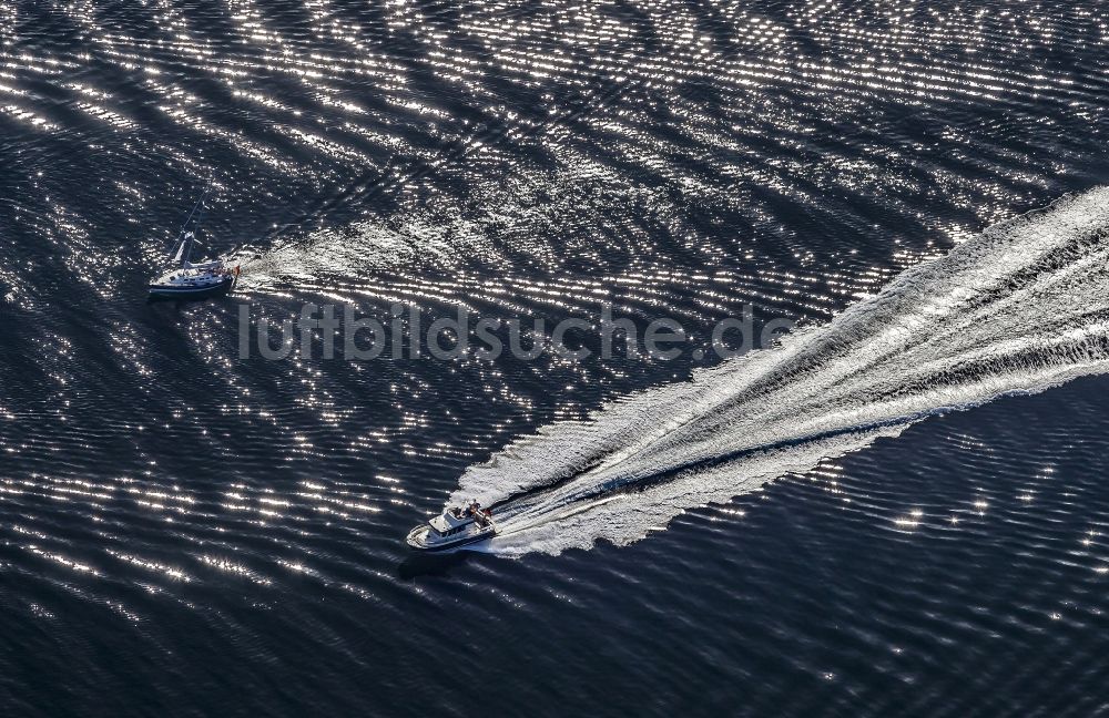 Aeroe von oben - Spuren von Yachten in Fahrt auf der Meeres- Wasseroberfläche in Aeroe in Syddanmark, Dänemark