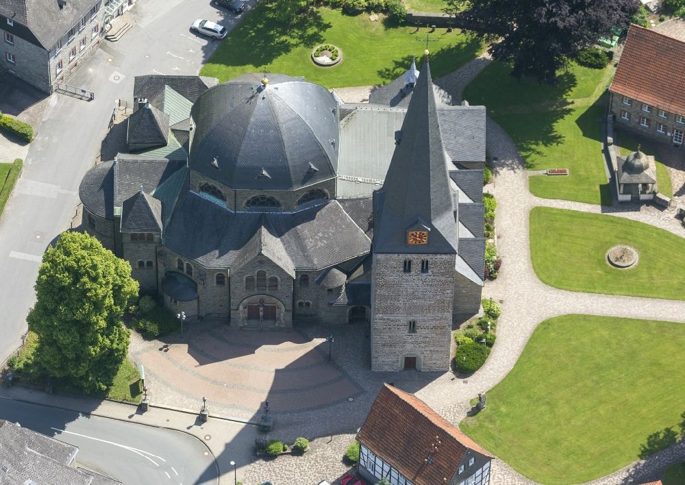 Balve von oben - St.-Blasius-Kirche in Balve in Nordrhein-Westfalen