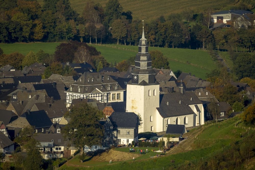 Luftaufnahme Meschede OT Eversberg - St.-Johannes-Evangelist-Kirche im Ortsteil Eversberg in Meschede im Bundesland Nordrhein-Westfalen