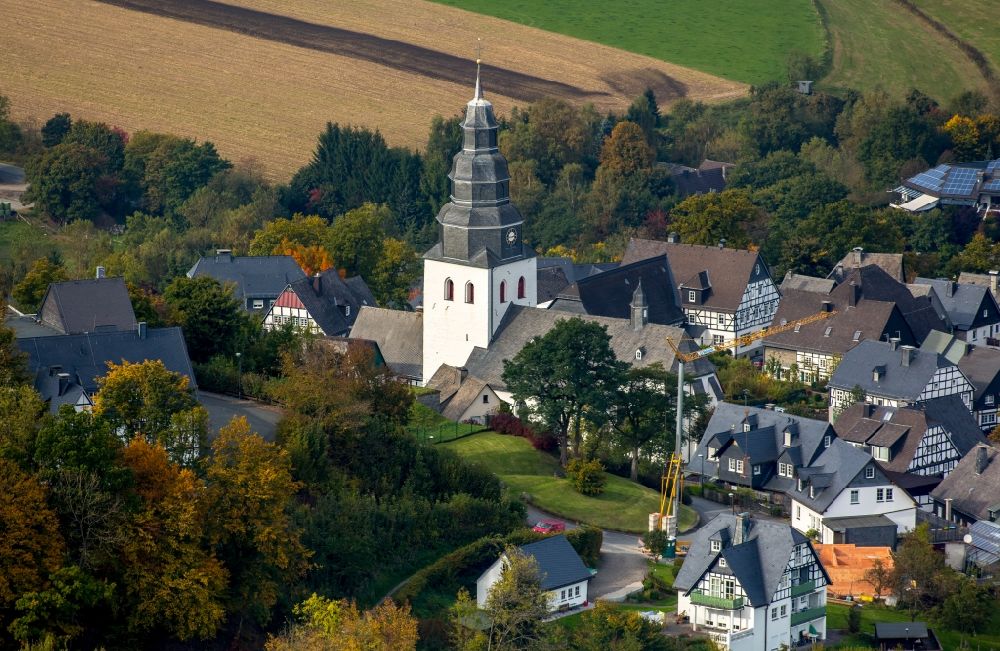 Luftbild Meschede - St.-Johannes-Evangelist-Kirche im Ortsteil Eversberg in Meschede im Bundesland Nordrhein-Westfalen