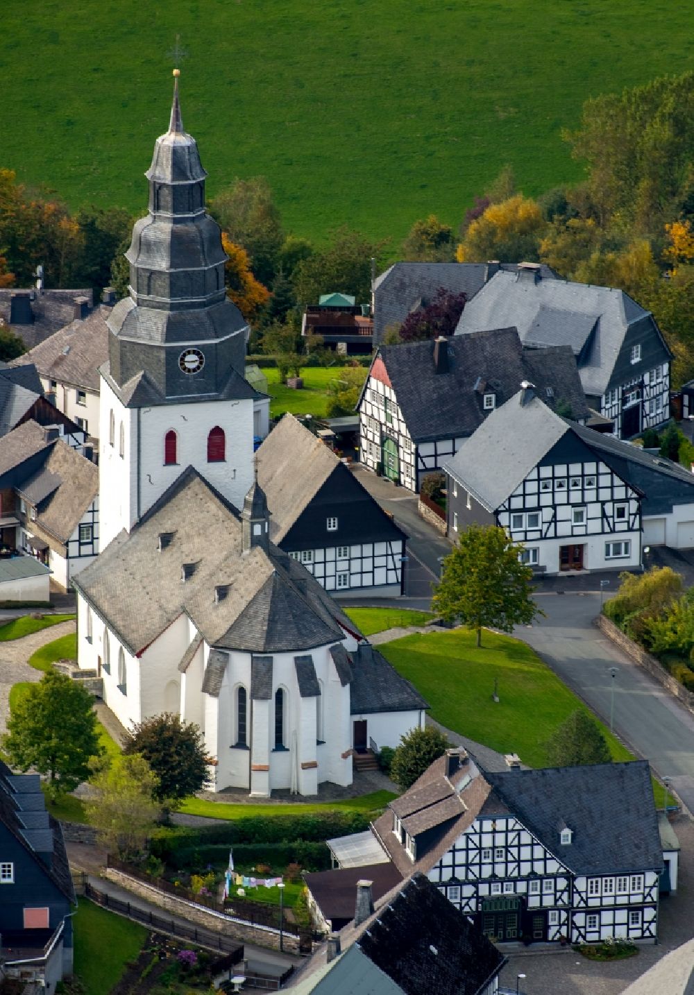 Luftaufnahme Meschede - St.-Johannes-Evangelist-Kirche im Ortsteil Eversberg in Meschede im Bundesland Nordrhein-Westfalen