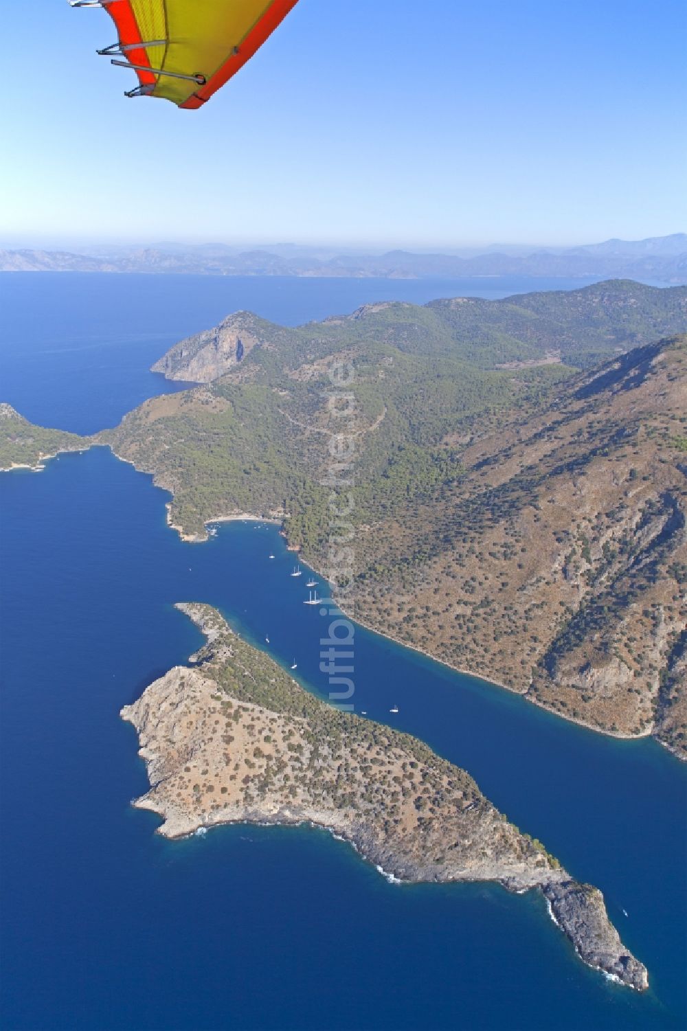 Ölüdeniz aus der Vogelperspektive: St-Nikolaus-Insel in der Bucht von Ölüdeniz an der Türkischen Ägäis in der Türkei