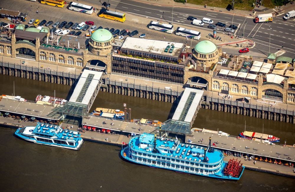Hamburg aus der Vogelperspektive: St. Pauli Landungsbrücken an der Norderelbe im Hamburger Hafen im Bundesland Hamburg