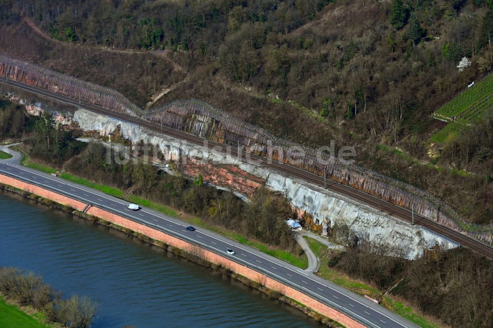 Mosbach aus der Vogelperspektive: Stabilisierungsbefestigungs- Bauwerk am Ufer der Neckar in Mosbach im Bundesland Baden-Württemberg, Deutschland