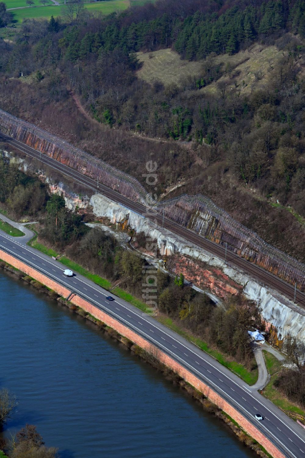 Luftbild Mosbach - Stabilisierungsbefestigungs- Bauwerk am Ufer der Neckar in Mosbach im Bundesland Baden-Württemberg, Deutschland