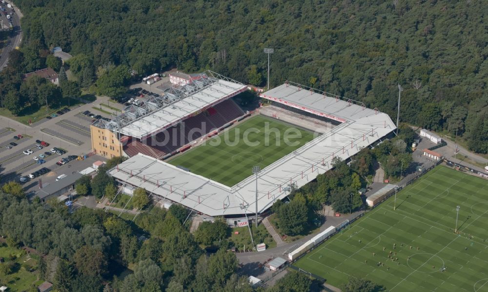 Luftaufnahme Berlin - Stadion an der Alten Försterei im Bezirk Köpenick in Berlin