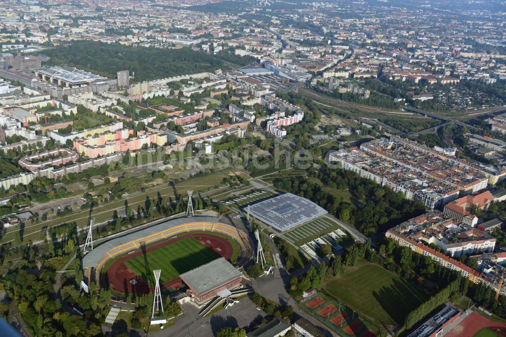 Berlin Prenzlauer Berg von oben - Stadion am Friedrich-Ludwig-Jahn-Sportpark in Berlin Prenzlauer Berg