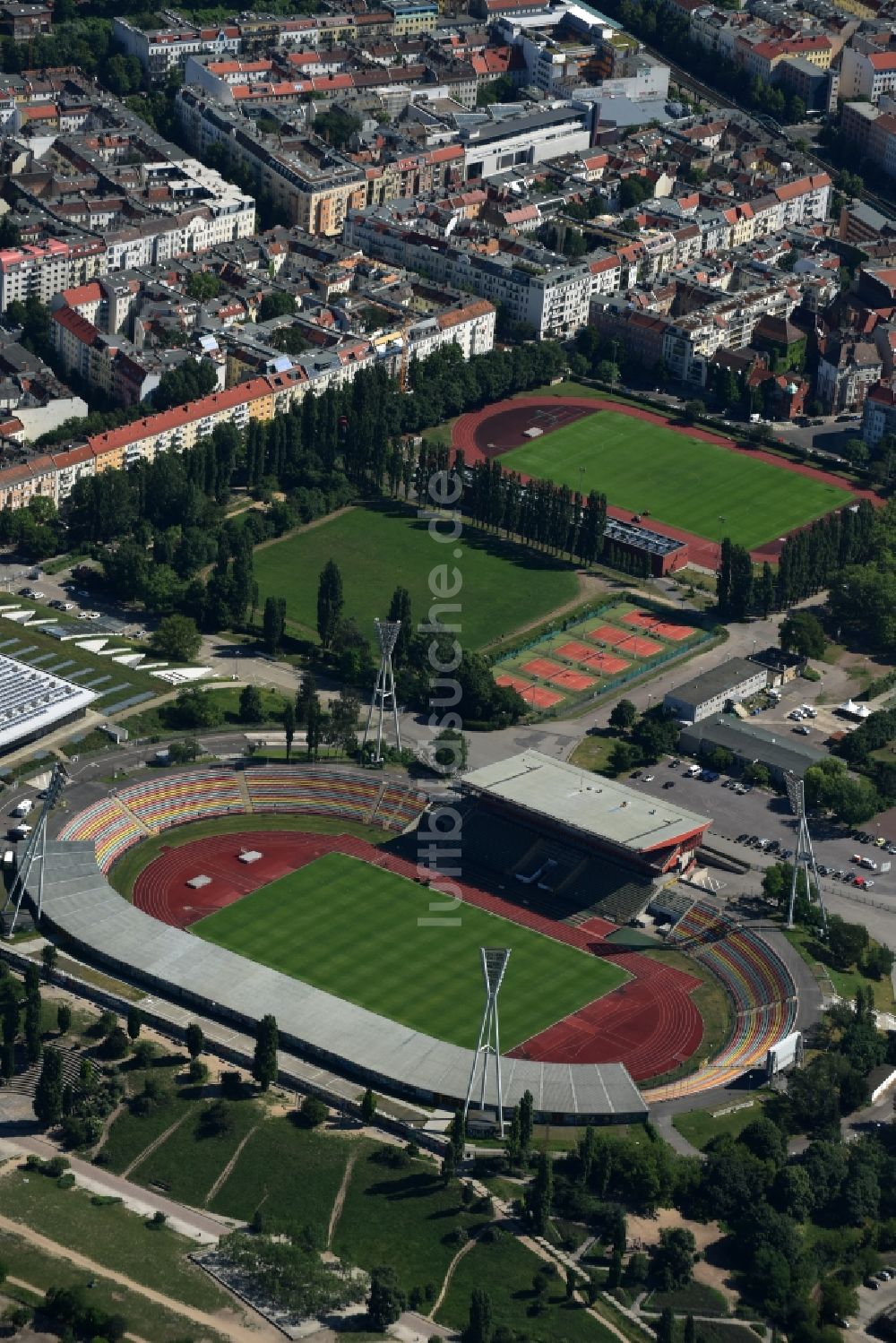 Luftaufnahme Berlin - Stadion am Friedrich-Ludwig-Jahn-Sportpark in Berlin Prenzlauer Berg