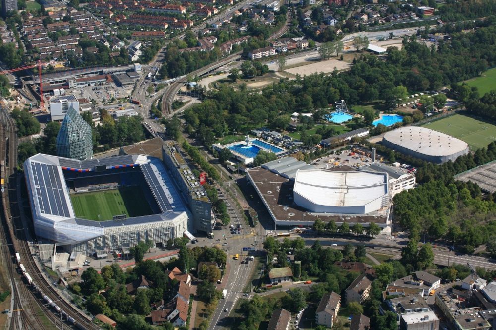 Luftaufnahme Basel - Stadion St. Jakob-Park, Shopping Center, Sankt Jakobshalle und St. Jakob Arena im Sportzentrum St. Jakob in Basel in der Schweiz