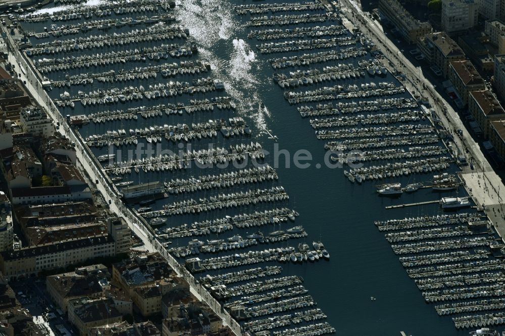 Luftaufnahme Marseille - Stadtansicht mit Alten Hafen / Vieux Port von Marseille in Provence-Alpes-Cote d'Azur, Frankreich