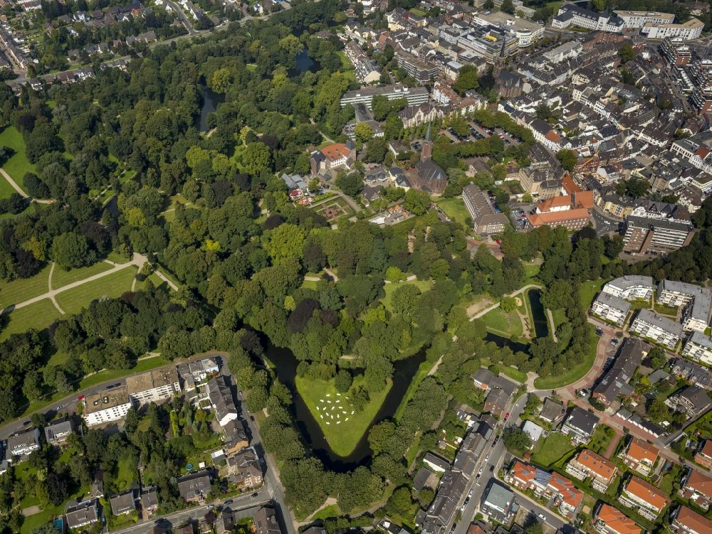 Moers aus der Vogelperspektive: Stadtansicht mit alten Wallanlagen der ehemaligen Stadtbefestigung und Schlosspark in Moers in Nordrhein-Westfalen
