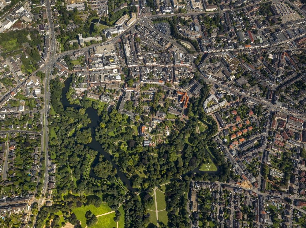 Luftaufnahme Moers - Stadtansicht mit alten Wallanlagen der ehemaligen Stadtbefestigung und Schlosspark in Moers in Nordrhein-Westfalen