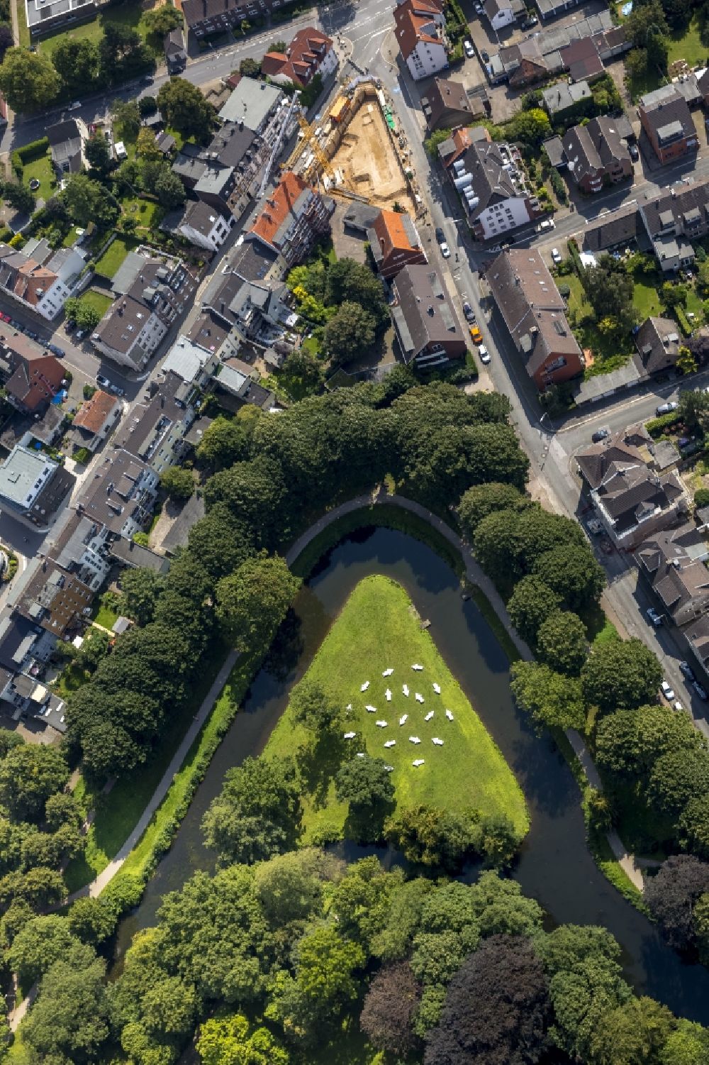 Moers aus der Vogelperspektive: Stadtansicht mit alten Wallanlagen der ehemaligen Stadtbefestigung und Schlosspark in Moers in Nordrhein-Westfalen