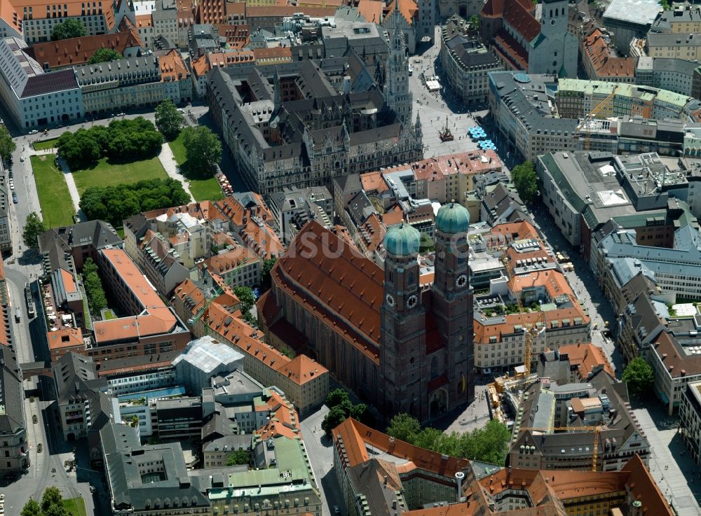 Luftaufnahme München - Stadtansicht der Altstadt an der Frauen- Kirche am Neuen Rathaus im Zentrum der Landeshauptstadt München in Bayern