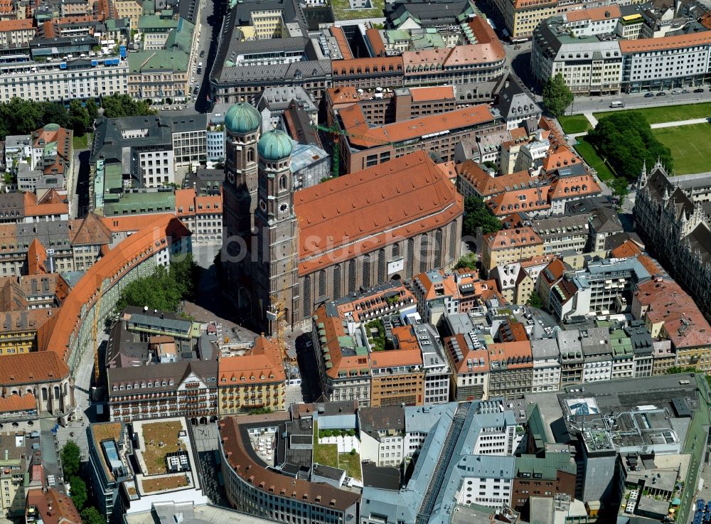 Luftbild München - Stadtansicht der Altstadt an der Frauen- Kirche am Neuen Rathaus im Zentrum der Landeshauptstadt München in Bayern