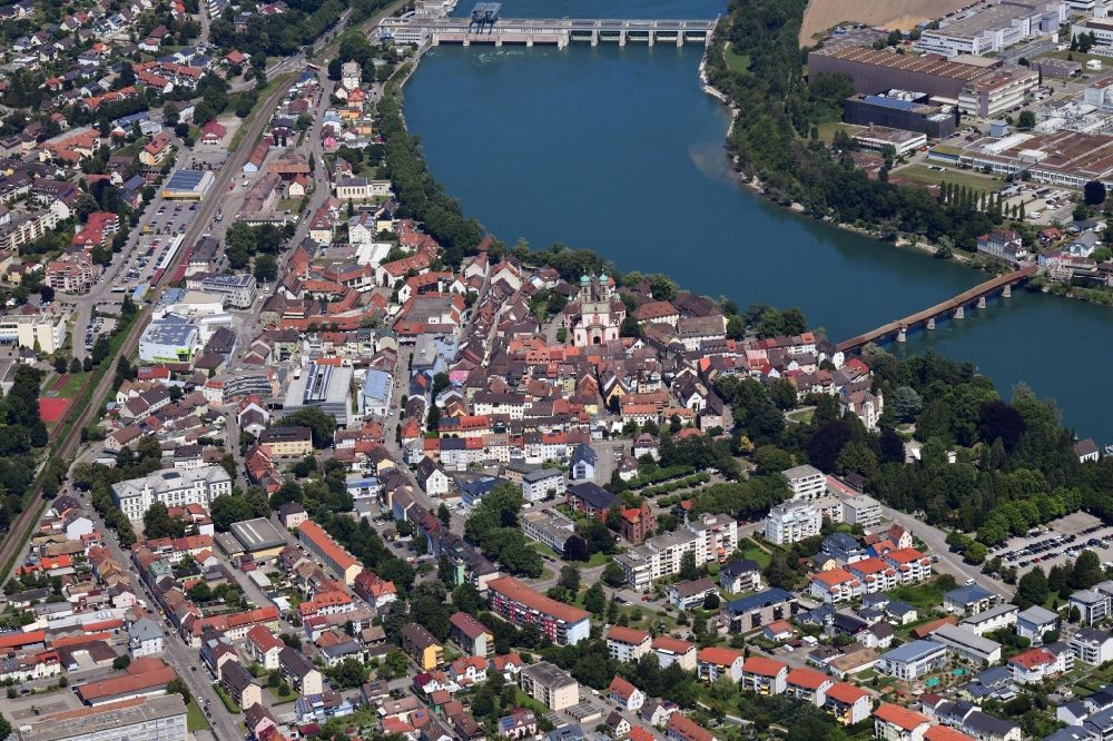 Luftbild Bad Säckingen - Stadtansicht mit Altstadt und St. Fridolinsmünster im Stadtgebiet in Bad Säckingen am Rhein im Bundesland Baden-Württemberg, Deutschland