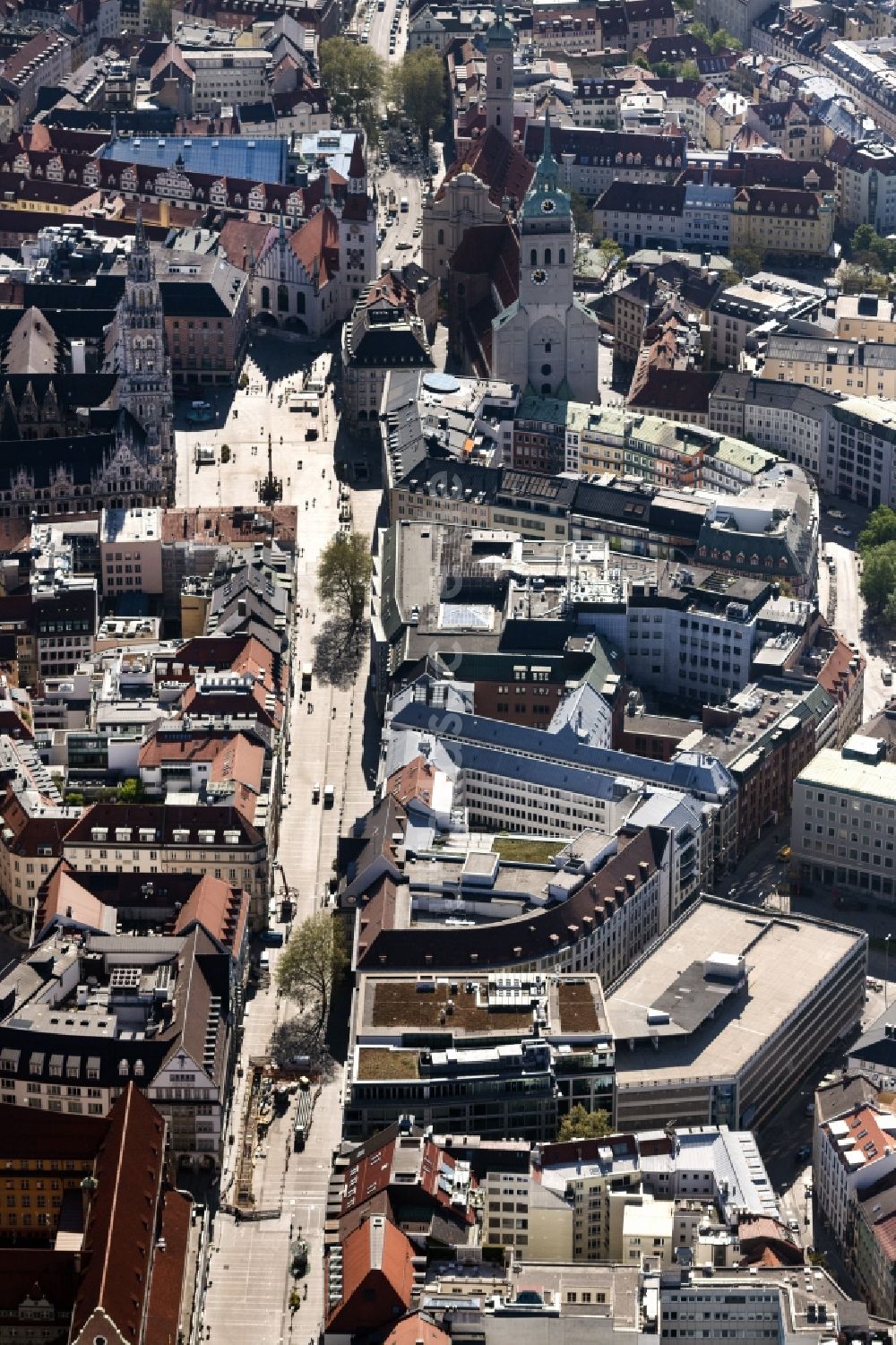 Luftbild München - Stadtansicht vom Altstadt- Innenstadtbereich zwischen Frauenkirche und Marienplatz entlang der Fußgängerzone mit Rathaus in München im Bundesland Bayern