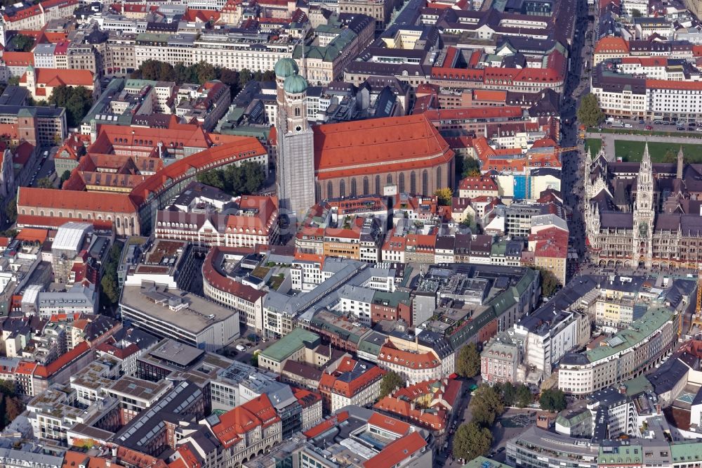 München von oben - Stadtansicht vom Altstadt- Innenstadtbereich zwischen Frauenkirche und Marienplatz mit Rathaus in München im Bundesland Bayern