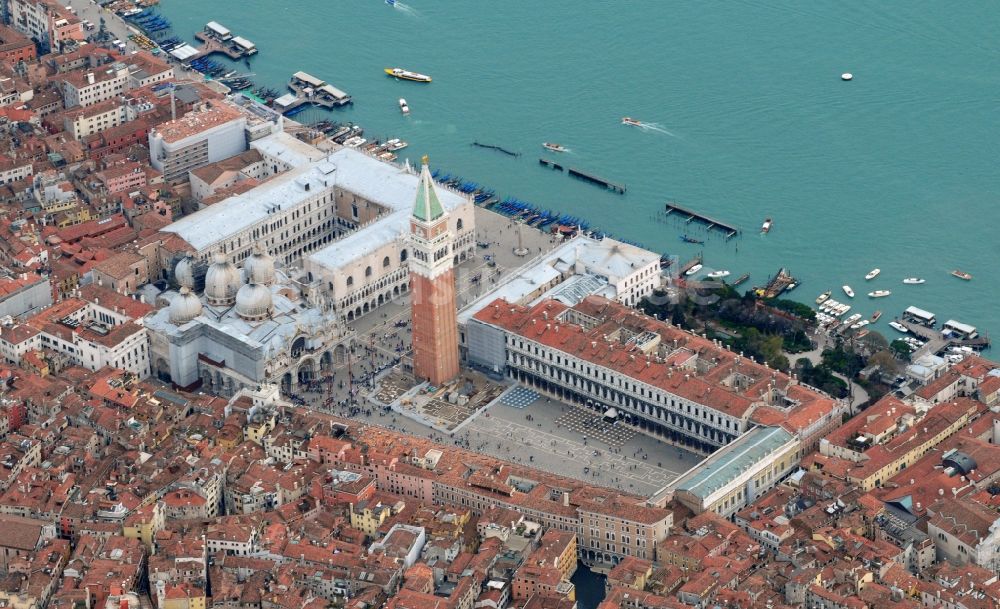 Venedig aus der Vogelperspektive: Stadtansicht vom Altstadtkern am Marcusplatz von Venedig in Italien
