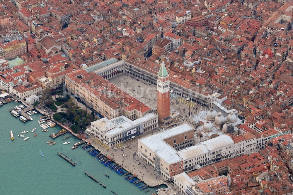 Venedig aus der Vogelperspektive: Stadtansicht vom Altstadtkern am Marcusplatz von Venedig in Italien
