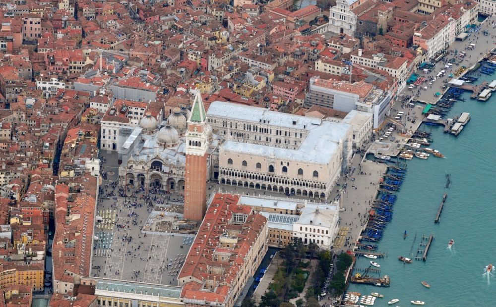 Luftbild Venedig - Stadtansicht vom Altstadtkern am Marcusplatz von Venedig in Italien
