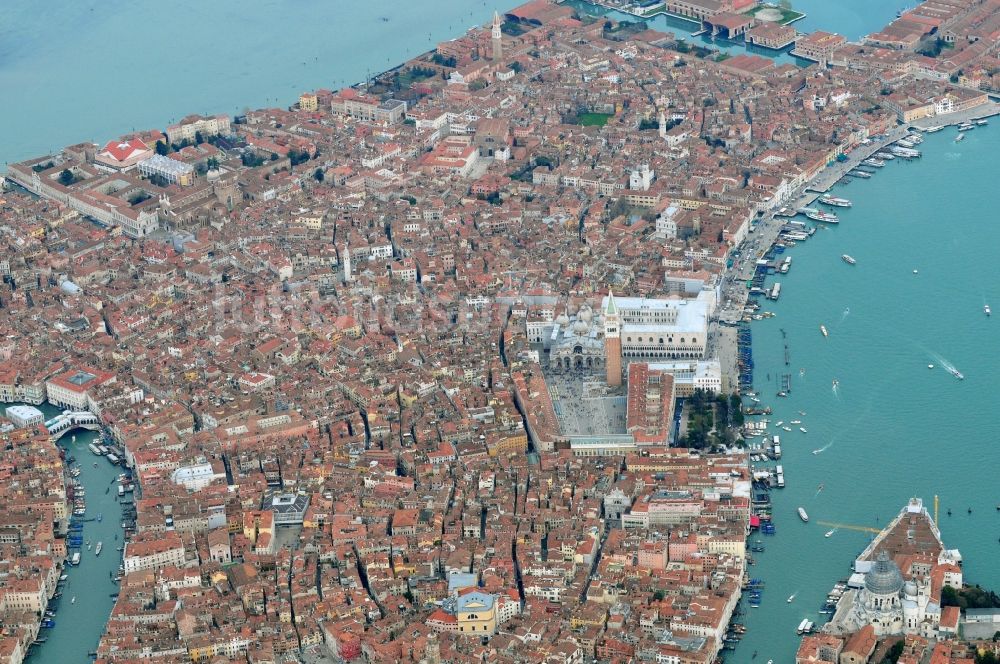 Luftaufnahme Venedig - Stadtansicht vom Altstadtkern am Marcusplatz von Venedig in Italien
