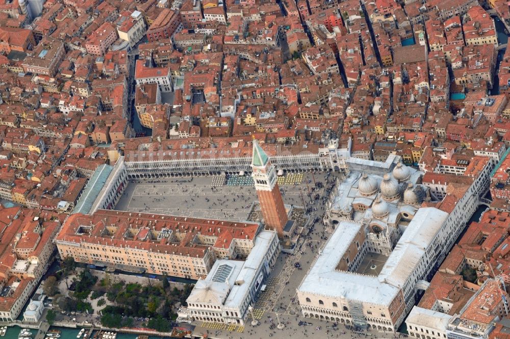 Luftaufnahme Venedig - Stadtansicht vom Altstadtkern am Marcusplatz von Venedig in Italien