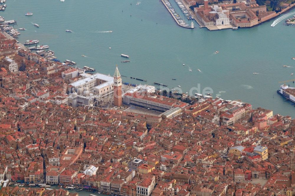Venedig von oben - Stadtansicht vom Altstadtkern am Marcusplatz von Venedig in Italien
