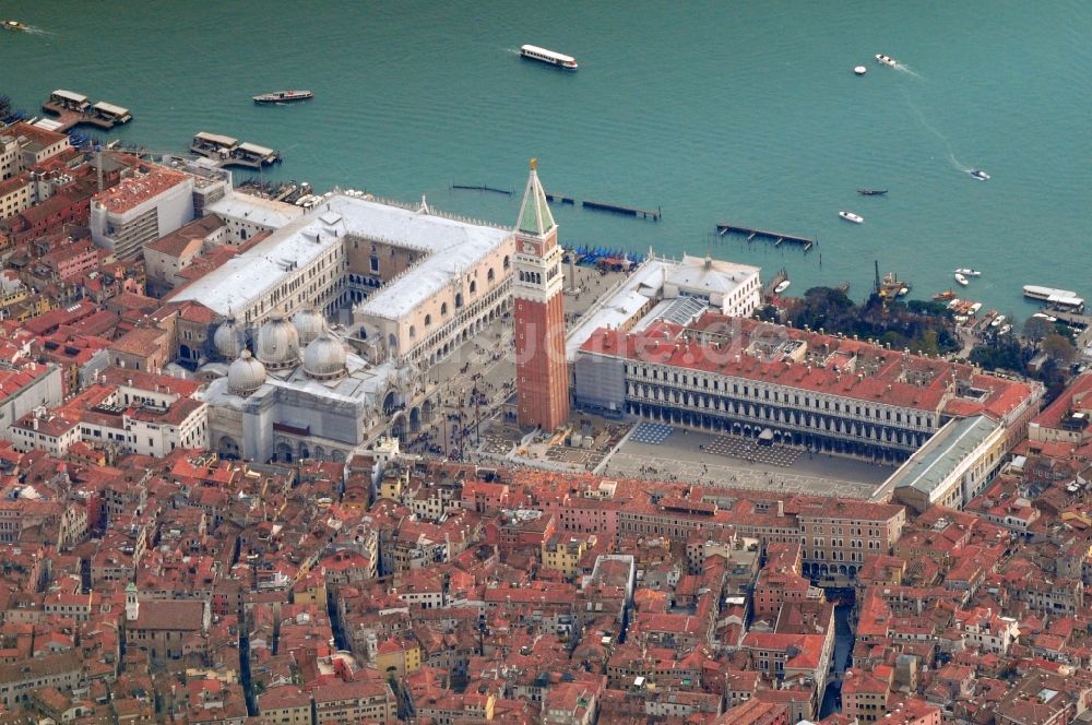 Venedig aus der Vogelperspektive: Stadtansicht vom Altstadtkern am Marcusplatz von Venedig in Italien