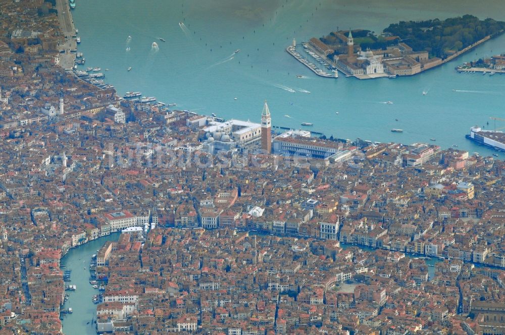 Luftbild Venedig - Stadtansicht vom Altstadtkern am Marcusplatz von Venedig in Italien