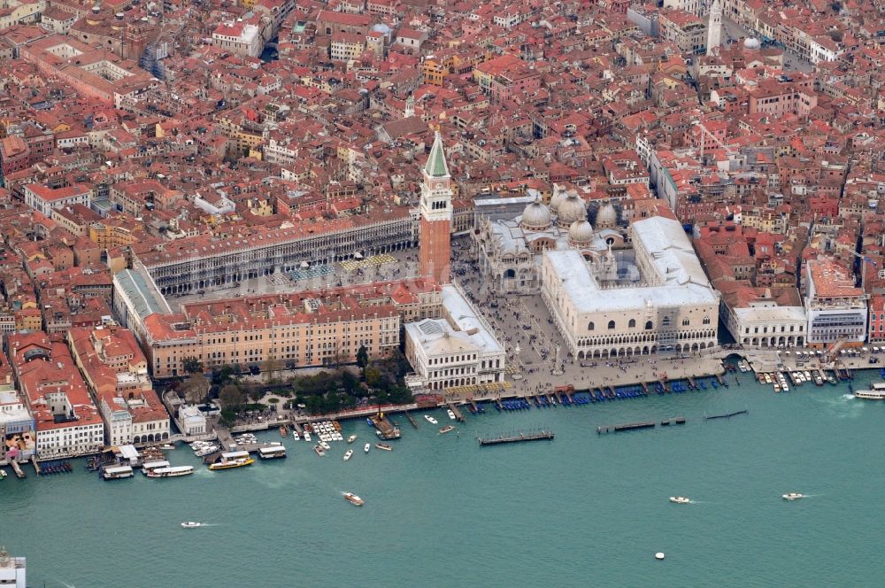 Luftaufnahme Venedig - Stadtansicht vom Altstadtkern am Marcusplatz von Venedig in Italien
