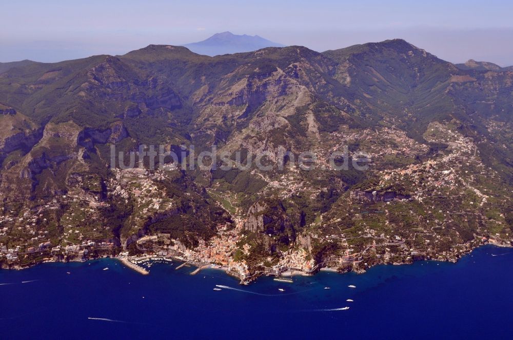 Luftbild Amalfi - Stadtansicht von Amalfi an der Amalfiküste in der Provinz Salerno in Italien