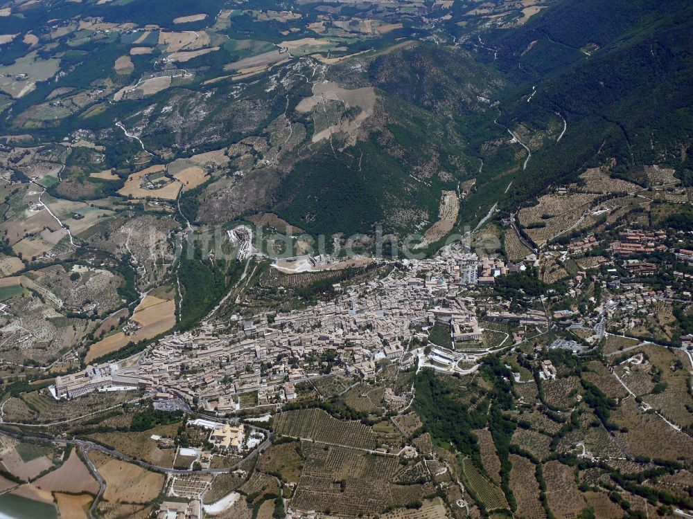 Assisi von oben - Stadtansicht von Assisis in der Provinz Umbria in Italien