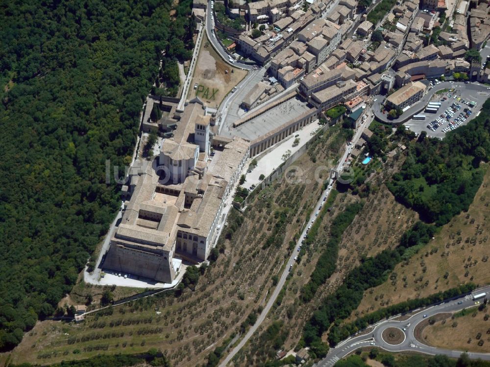 Luftbild Assisi - Stadtansicht von Assisis in der Provinz Umbria in Italien