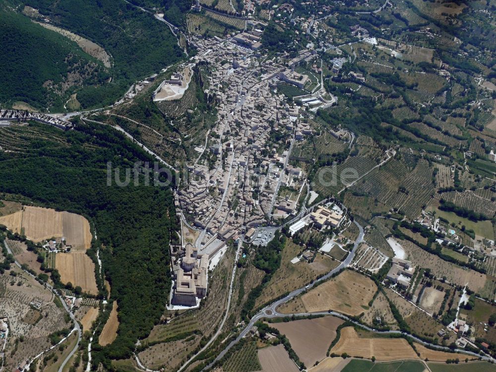 Luftaufnahme Assisi - Stadtansicht von Assisis in der Provinz Umbria in Italien
