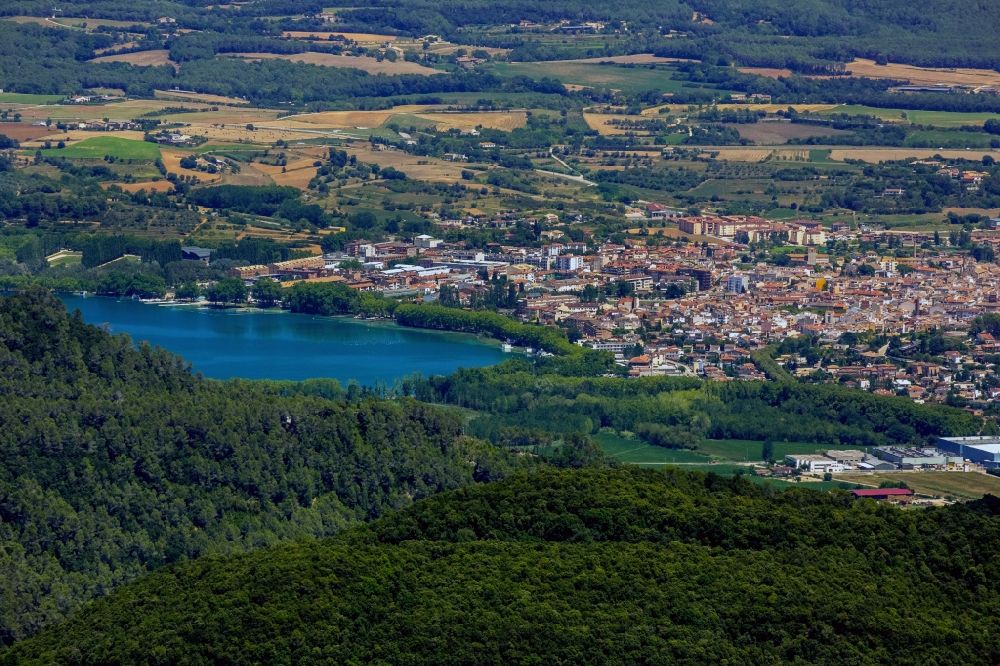 Luftaufnahme Banyoles - Stadtansicht von Banyoles in der Provinz Girona in Spanien