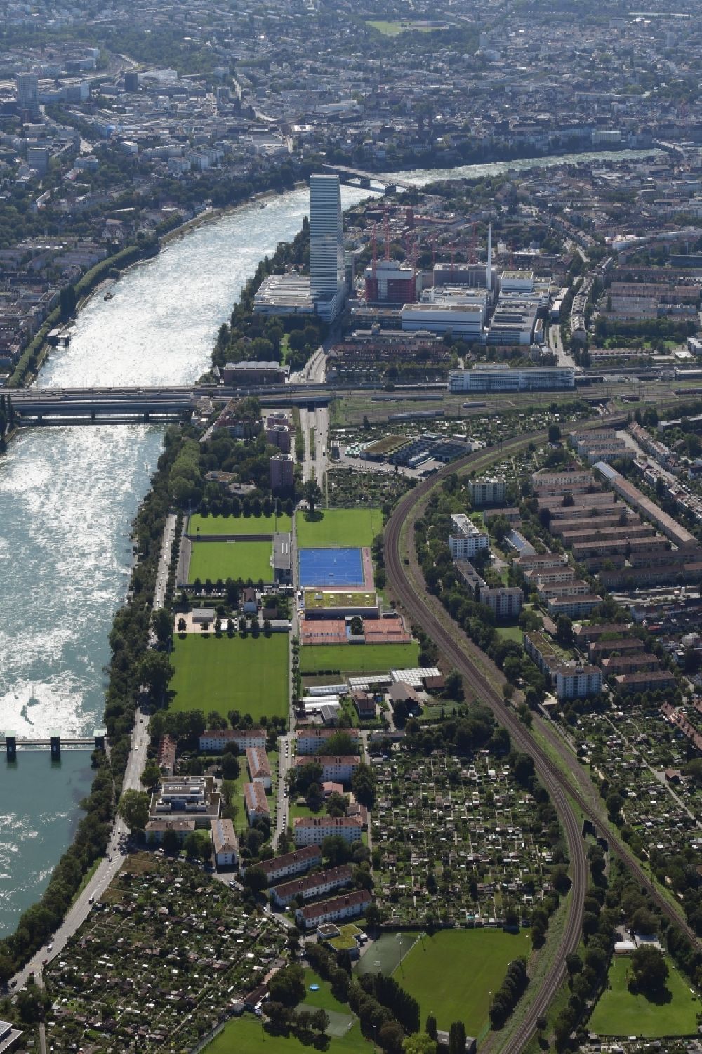 Luftbild Basel - Stadtansicht von Basel Ost mit den Sportanlagen Rankhof im Ortsteil Hirzbrunnen in Basel, Schweiz