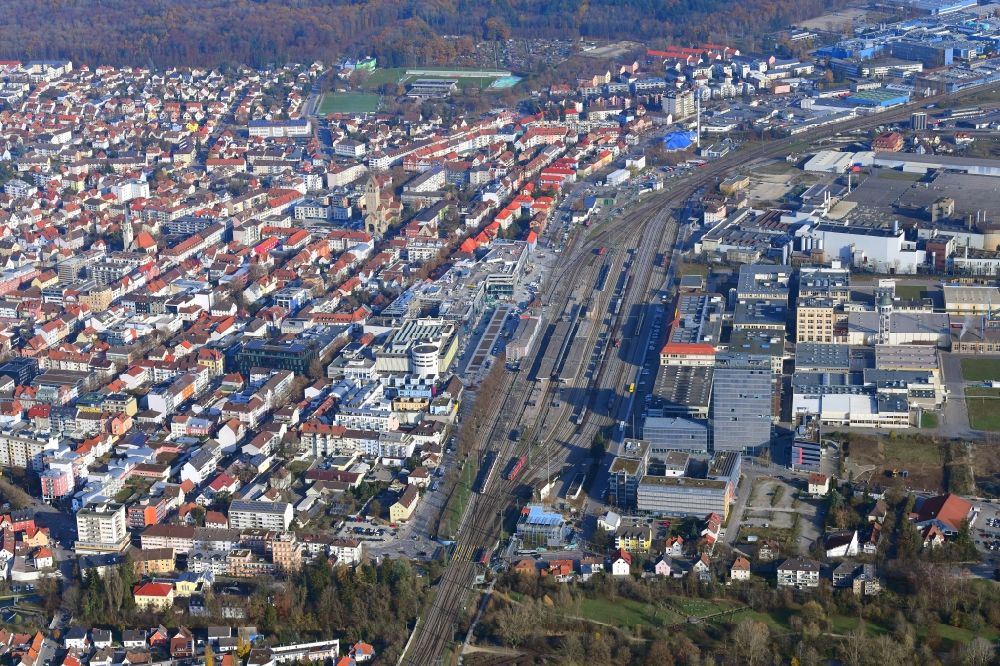 Luftaufnahme Singen (Hohentwiel) - Stadtansicht beim Bahnhof im Stadtgebiet in Singen (Hohentwiel) im Bundesland Baden-Württemberg, Deutschland