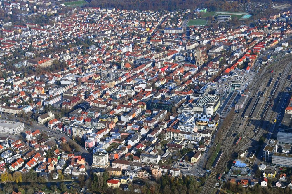 Singen (Hohentwiel) von oben - Stadtansicht beim Bahnhof im Stadtgebiet in Singen (Hohentwiel) im Bundesland Baden-Württemberg, Deutschland