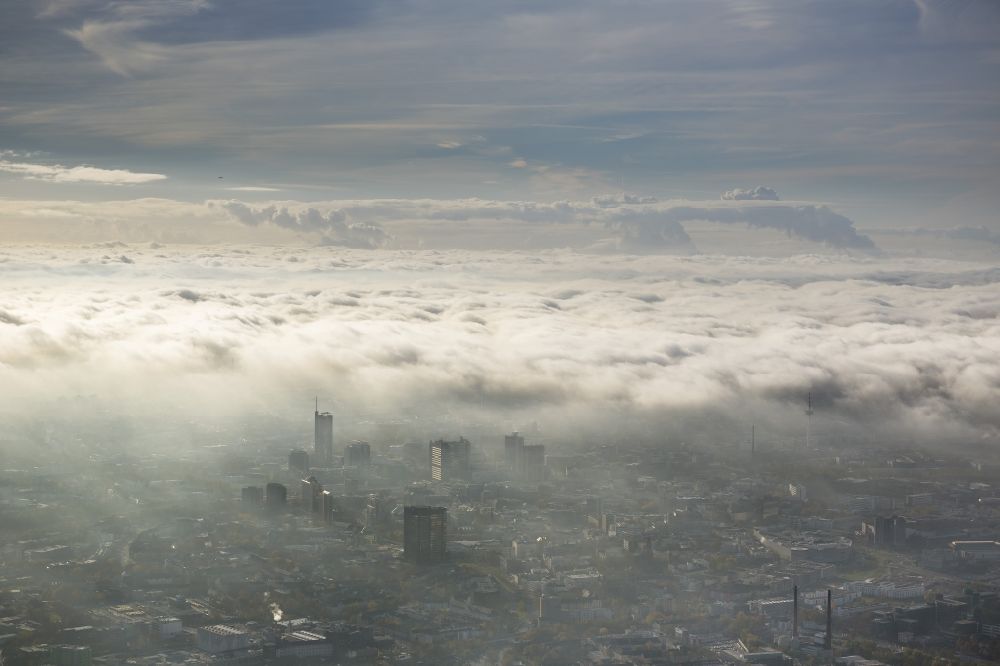Luftaufnahme Essen - Stadtansicht über die von einer imposanten Nebel- und Wolken- Landschaft eingehüllte Skyline der Essener Innenstadt im Bundesland Nordrhein-Westfalen