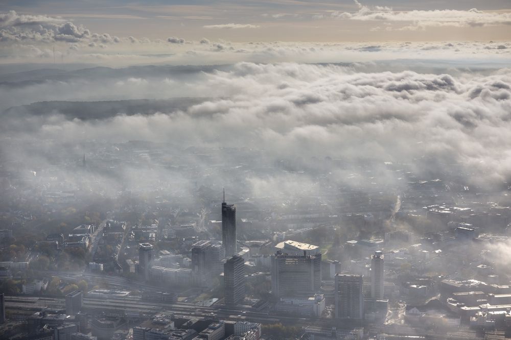 Luftbild Essen - Stadtansicht über die von einer imposanten Nebel- und Wolken- Landschaft eingehüllte Skyline der Essener Innenstadt im Bundesland Nordrhein-Westfalen