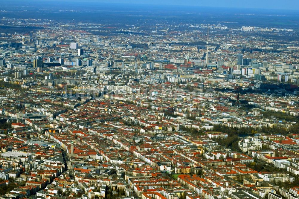 Berlin von oben - Stadtansicht über den Stadtteil Neukölln in Richtung Ortsteil Mitte im Stadtgebiet in Berlin, Deutschland