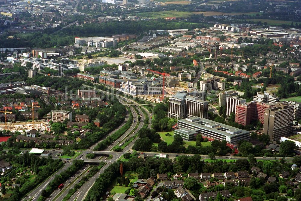 Luftaufnahme Düsseldorf - Stadtansicht mit Blick entlang der Bundesstraße B7 auf das Bürogebiet Am Seestern im Stadtteil Lörick in Düsseldorf im Bundesland Nordrhein-Westfalen