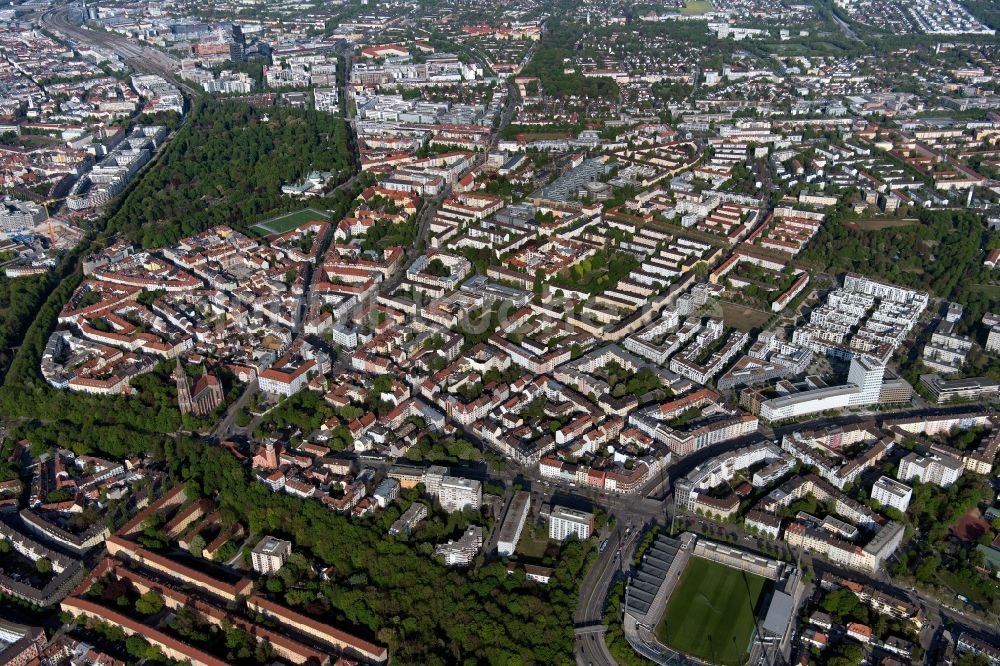 München von oben - Stadtansicht mit Blick auf Giesing und den Ostfriedhof im Stadtgebiet in München im Bundesland Bayern, Deutschland