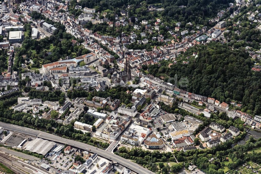 Luftaufnahme Marburg - Stadtansicht mit Blick auf die Universitätsbibliothek und die Elisabethkirche im Stadtgebiet in Marburg im Bundesland Hessen, Deutschland